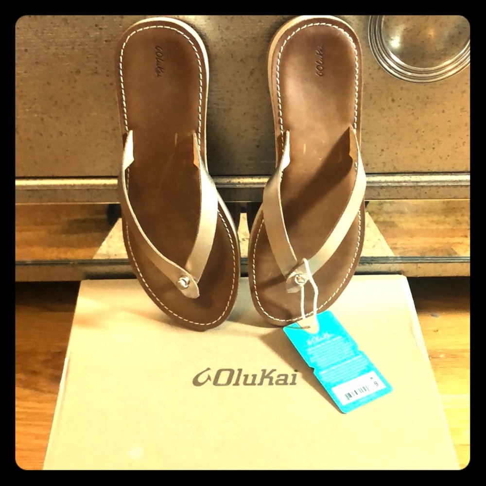 Olukai women’s sandals NWT size 9